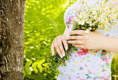 flor y mano femenina