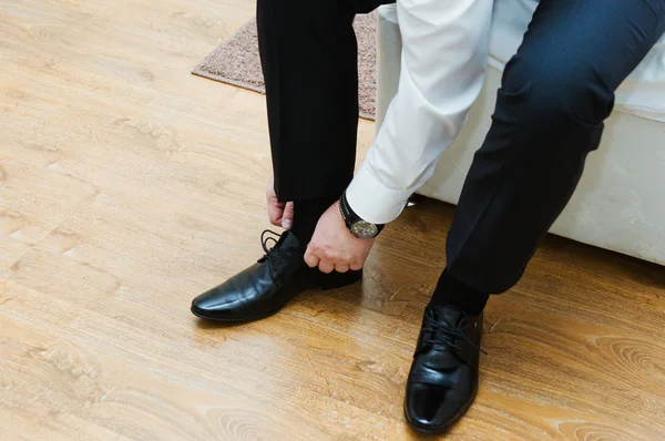 Homem amarrando seus sapatos de vestido preto — Fotografia de Stock