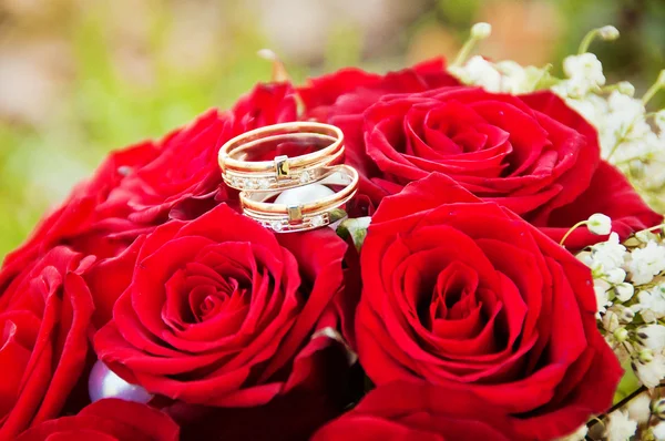 Anneaux de mariage sur fleurs — Photo