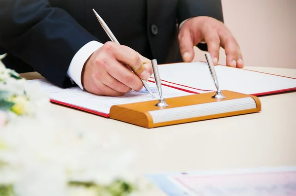 Yeni evli çift belgeleri imzalar — Stok fotoğraf