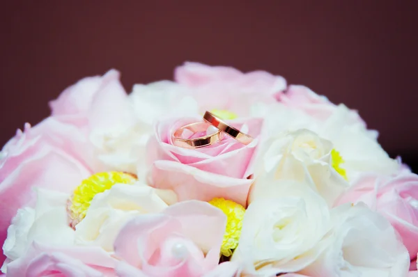 Wedding rings on flowers — Stock Photo, Image