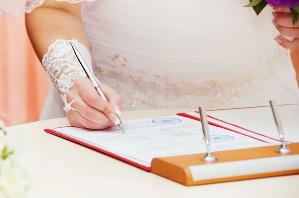 Świeżo żonata para podpisuje dokumenty — Zdjęcie stockowe