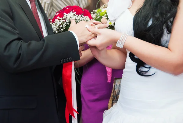 Les mains du marié et de la mariée — Photo