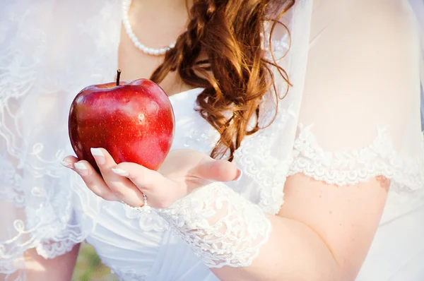 Apfel in den Händen der Braut — Stockfoto