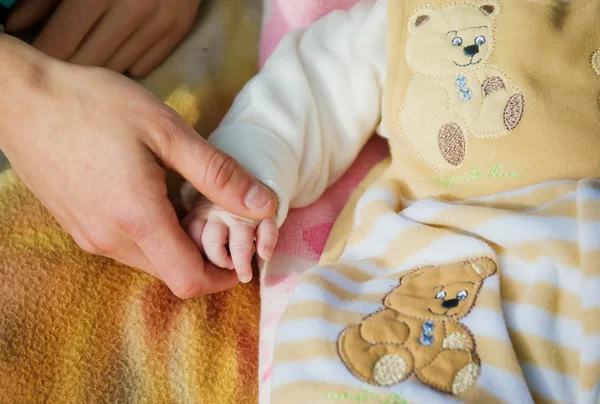 Pappa håller barnet för en hand — Stockfoto