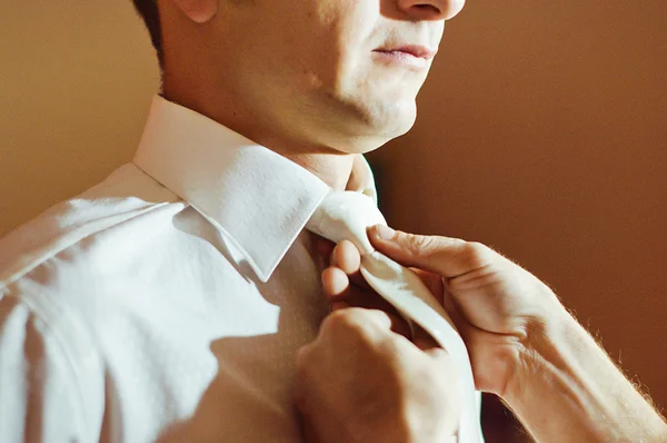 Мужчина завязывает галстук — стоковое фото