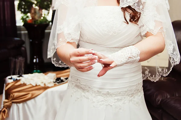 Junge Braut kleidet Handschuhe — Stockfoto