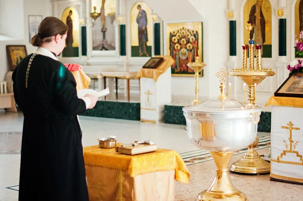 Priester met gebed boek — Stockfoto