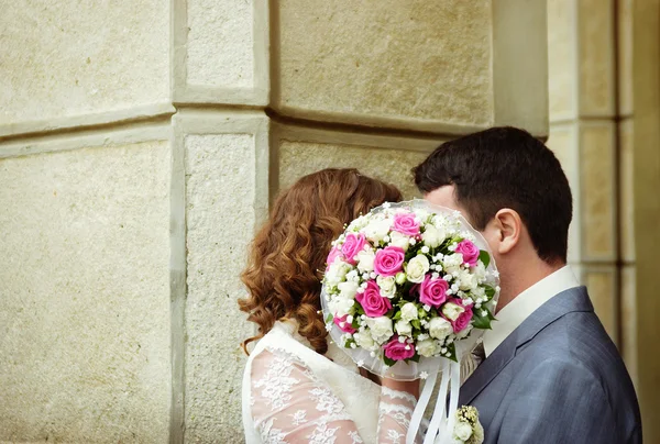 Jonge gelukkige bruid en bruidegom — Stockfoto