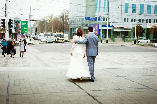 Young happy bride and groom — Stock Photo, Image