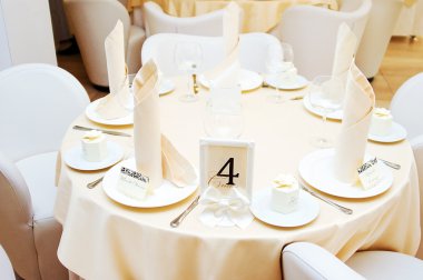 Restoranda servis masası