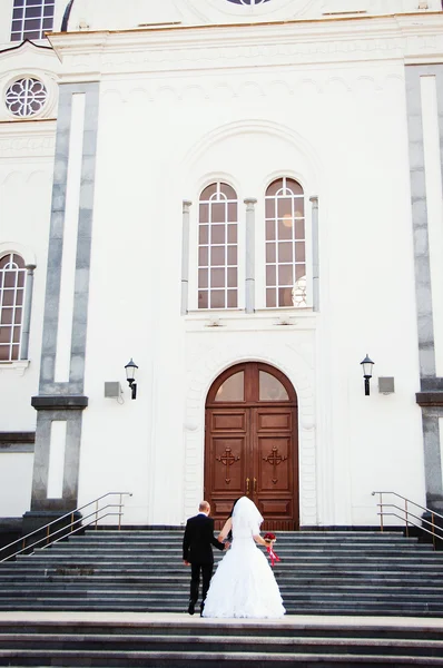 Lyckliga bruden och brudgummen — Stockfoto