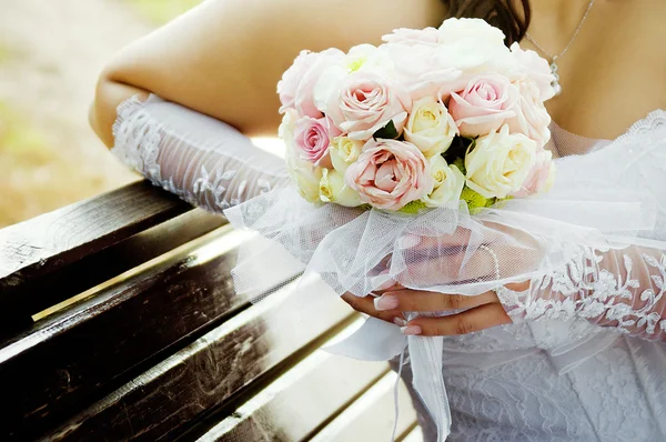 Une belle mariée avec des roses blanches — Photo