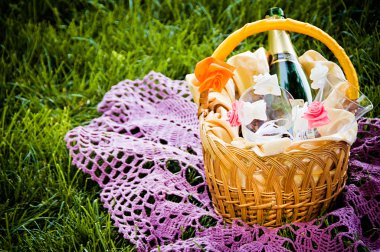 Şampanya ile sepeti