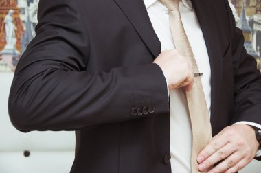 iyi giyimli adam onun boyun kravat ayarlama