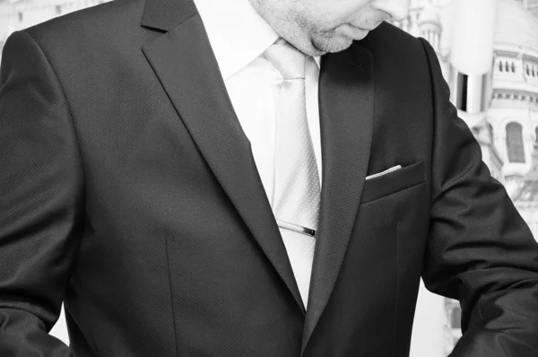 Well dressed man adjusting his neck tie — Stock Photo, Image