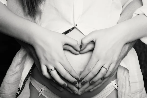 Jovem grávida com homem — Fotografia de Stock