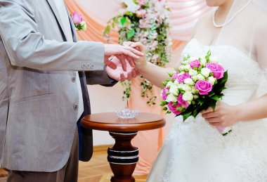 bir yüzük için damat gelin Giydir