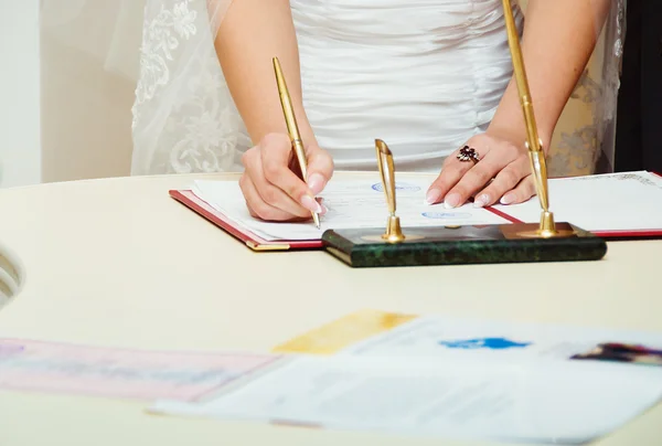 Bride signs documents — Stock Photo, Image