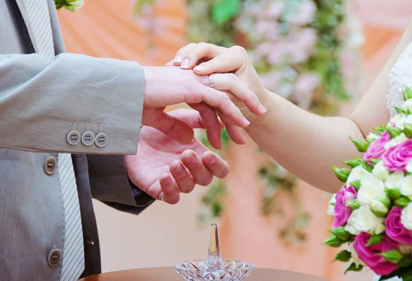 Bride dresses a ring to the groom — Stock Photo, Image