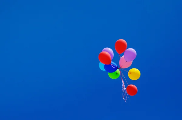 Värikkäitä ilmapalloja taivaalla — kuvapankkivalokuva