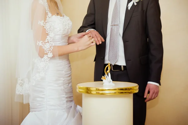 Sposa mettere il anello di nozze su sposo — Foto Stock