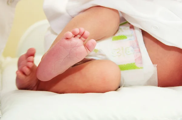 Pequenos pés de bebê recém-nascido — Fotografia de Stock