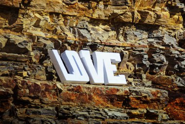 bir kayanın üzerinde kelime aşk