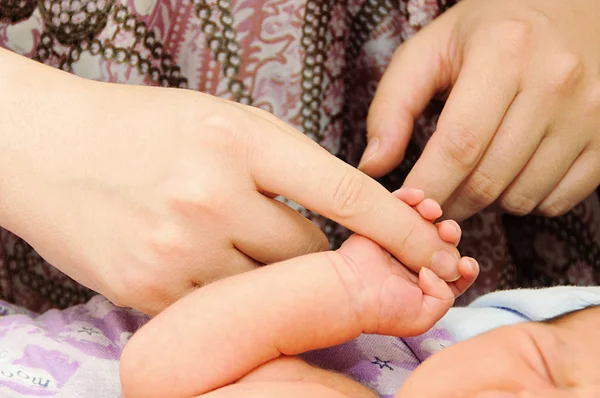Bebê recém-nascido segurando a mão da mãe — Fotografia de Stock
