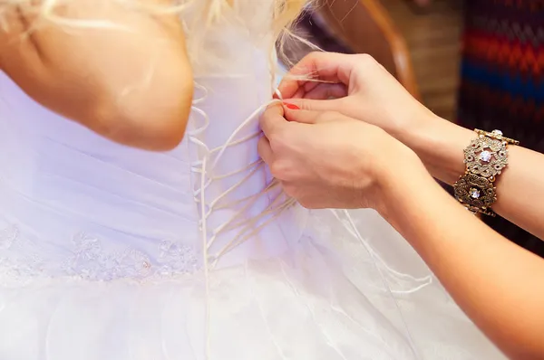 Διευκολύνοντας τη νύφη να βάλει νυφικό της στο — 图库照片