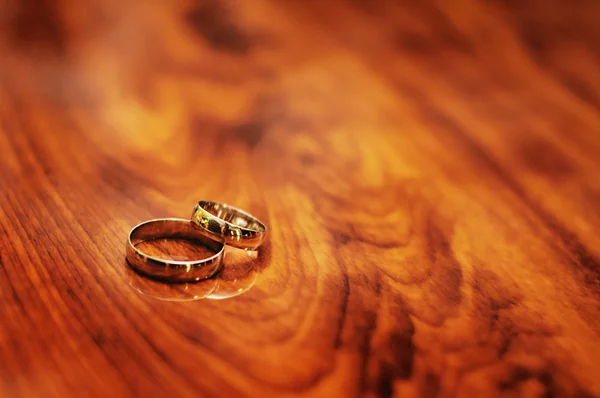 Un par de anillos de boda dorados en capas entre sí . —  Fotos de Stock