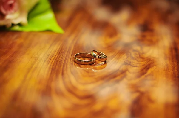 Un par de anillos de boda dorados en capas entre sí . —  Fotos de Stock