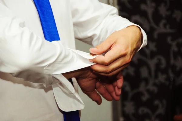 A groom putting on cuff-links — Stock Photo, Image