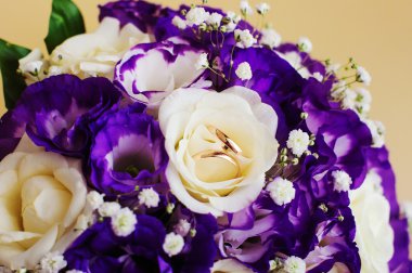 Düğün buketi ve halkalar