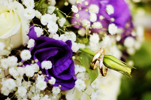 Bride bouquet and wedding rings — Stock Photo, Image