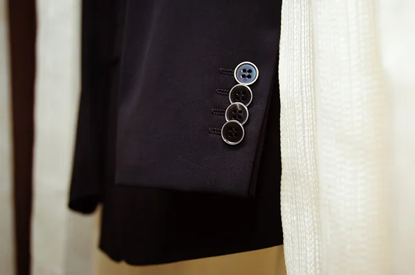 Primo piano di un pulsante su un cappotto vestito da lavoro a righe — Foto Stock