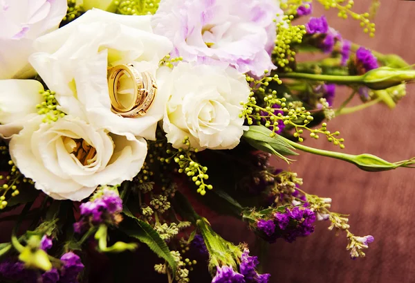 新娘捧花和结婚戒指 — 图库照片