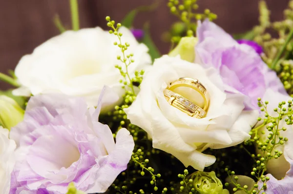 Ramo de novia y anillos de boda — Foto de Stock