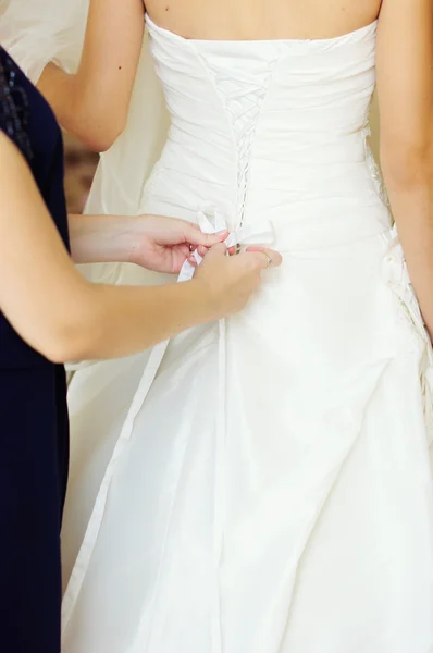 Pomoc panny młodej do sukni ślubnej — Zdjęcie stockowe