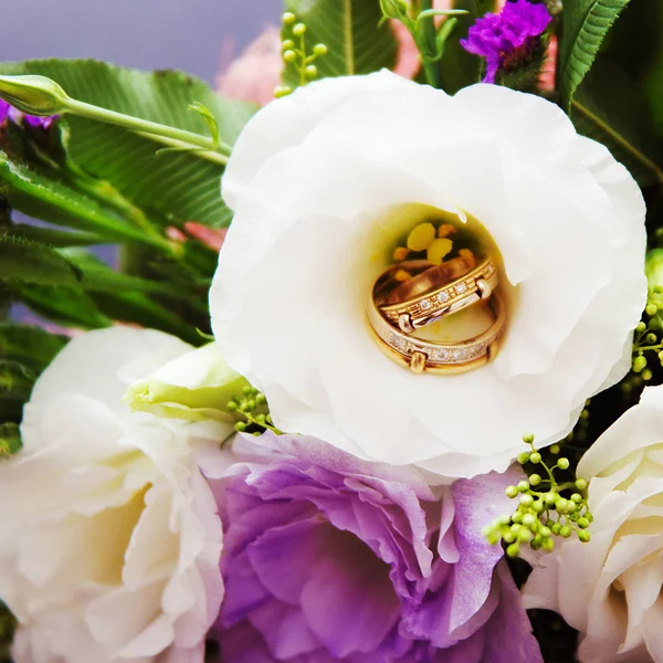 Bride bouquet and wedding rings Royalty Free Stock Images