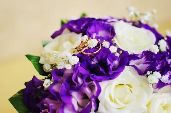 Ramo de novia y anillos de boda — Foto de Stock