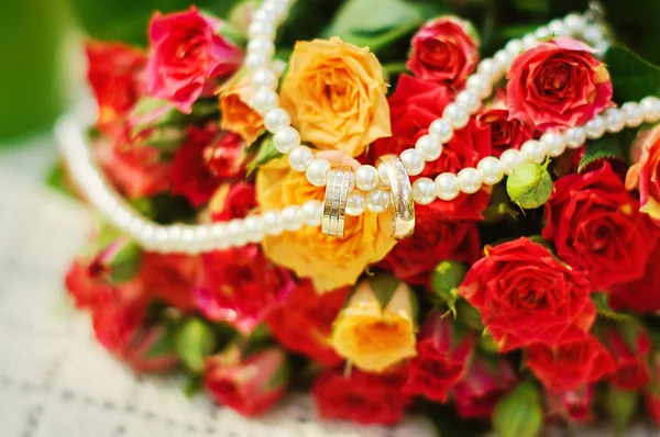 Wedding bouquet and rings — Stock Photo, Image