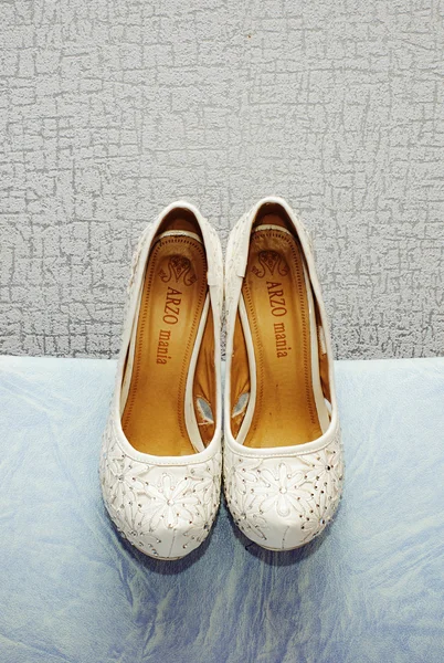 Elegantní bílé svatební boty — Stock fotografie