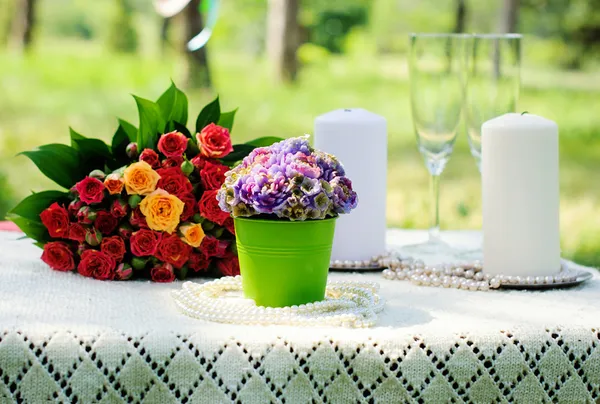 Ajuste de mesa de banquete fino con ramo — Foto de Stock