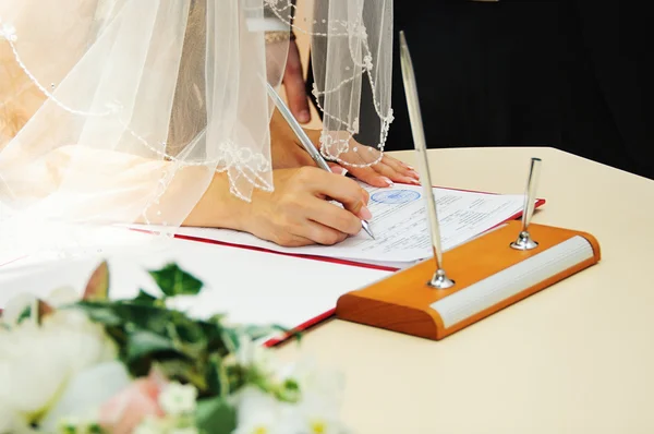 Nevěsta podepisující svatební licenci nebo svatební smlouvu — Stock fotografie
