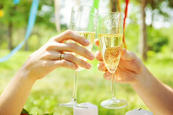 Couple toasting champagne glasses — Stock Photo, Image