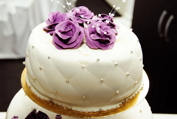 Biały tort weselny z detal fioletowy kwiat — Zdjęcie stockowe