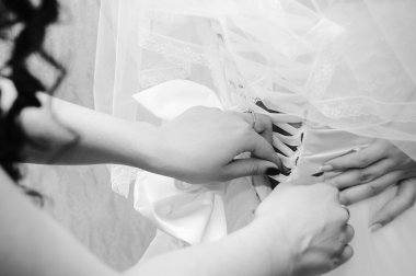 onu gelinlik giyecek gelin yardım