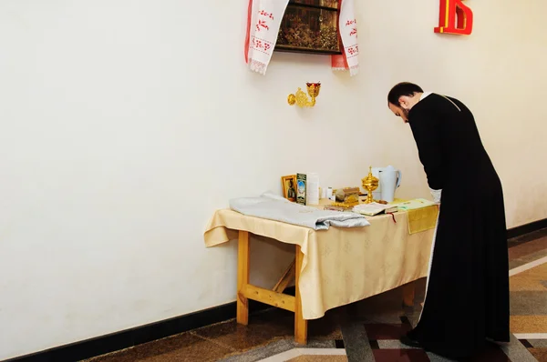 Sacerdote durante una cerimonia — Foto Stock