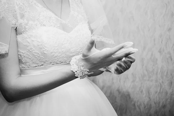 Schöne Braut zieht einen weißen Handschuh an — Stockfoto